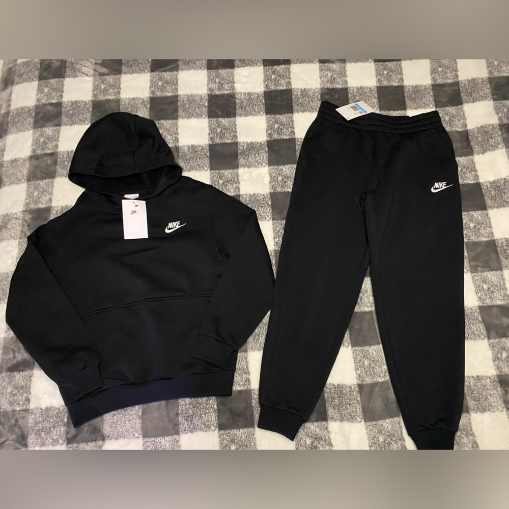 NWT Nike sweatsuit